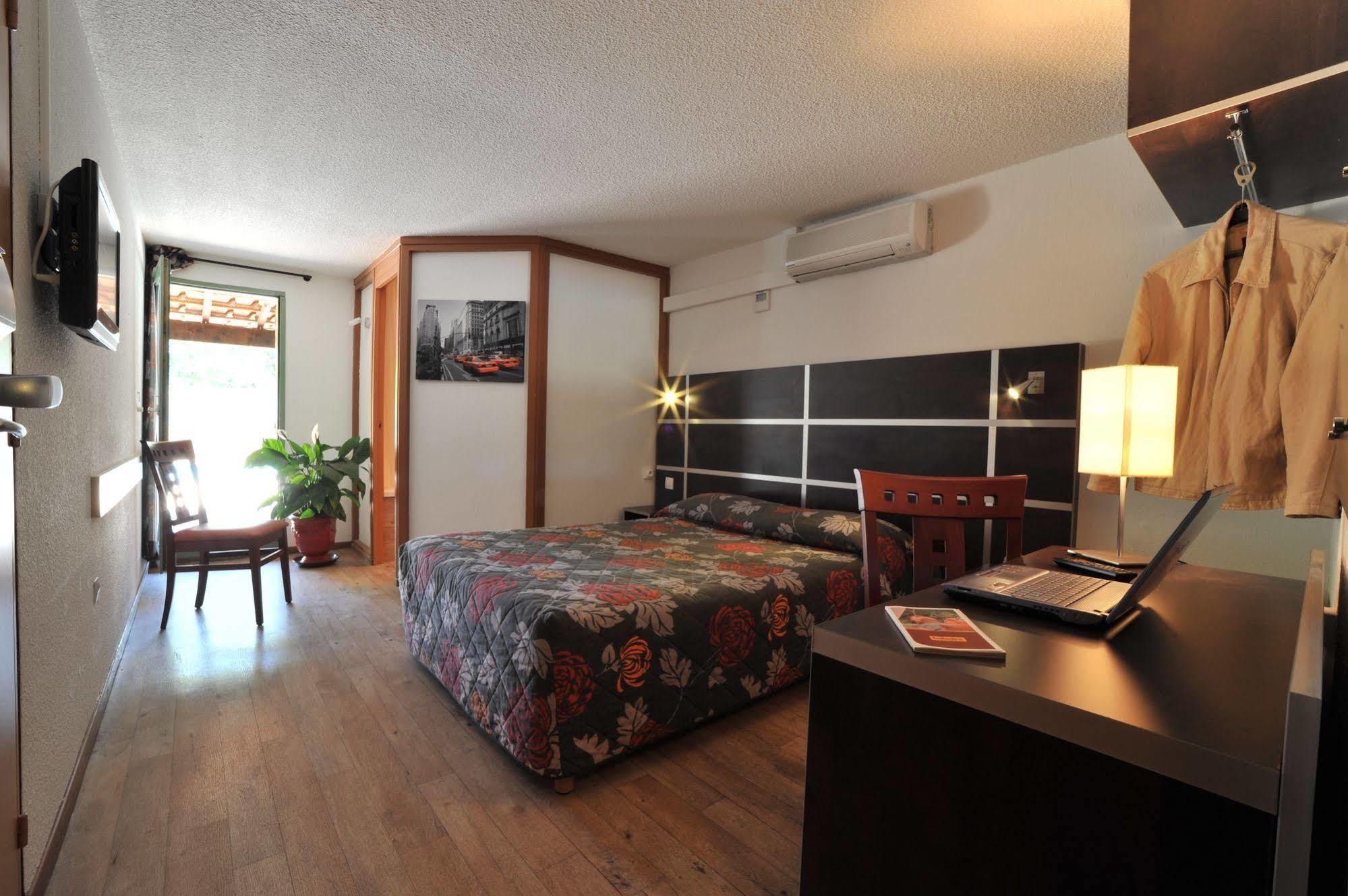 Hotel Au Relais De Trans Draguignan Exteriör bild