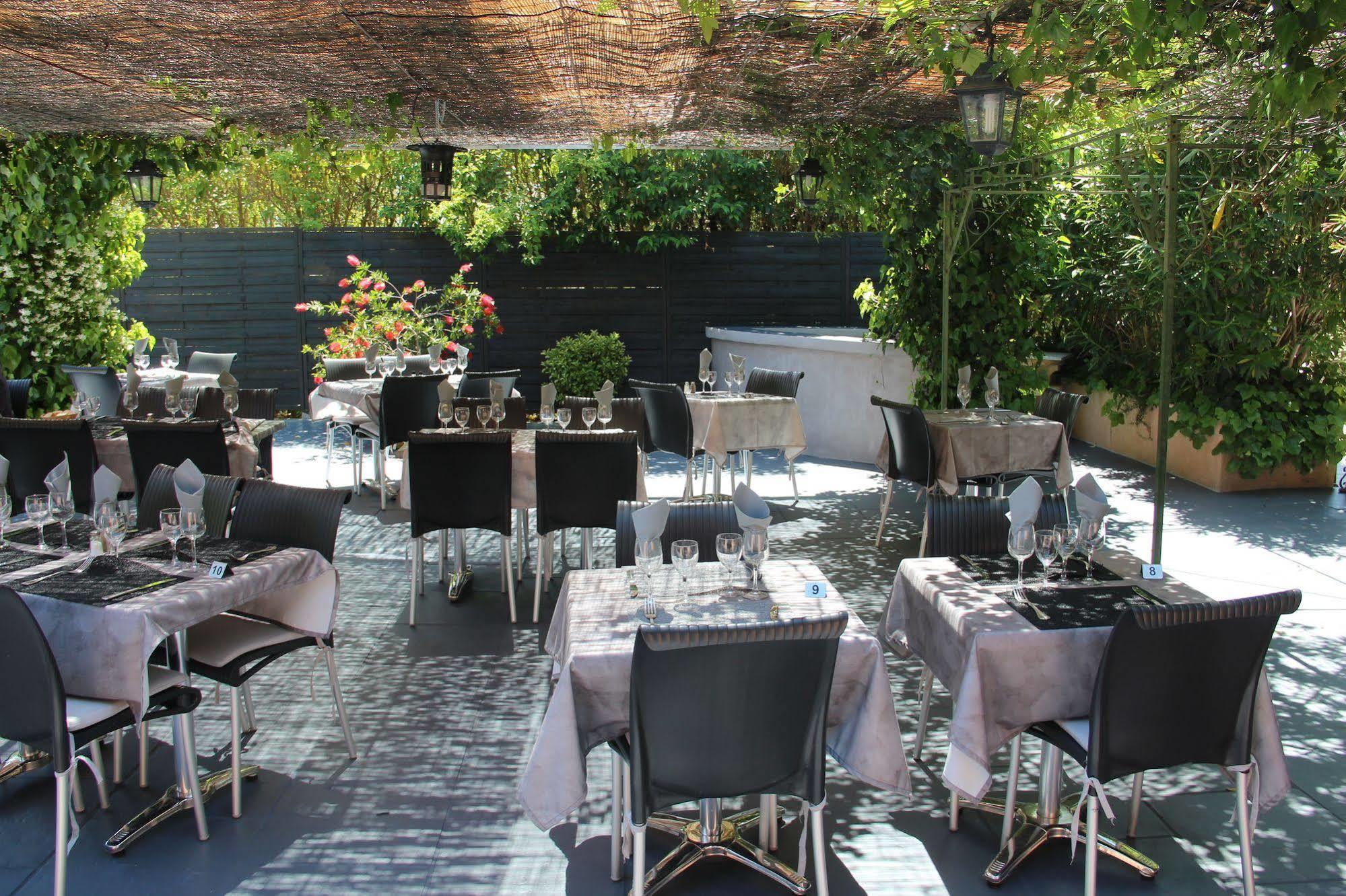 Hotel Au Relais De Trans Draguignan Exteriör bild